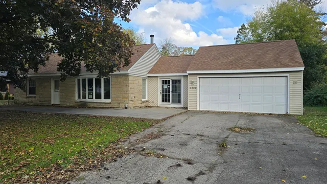 $304,900 | 2902 South 124th Street, West Allis, WI 53227