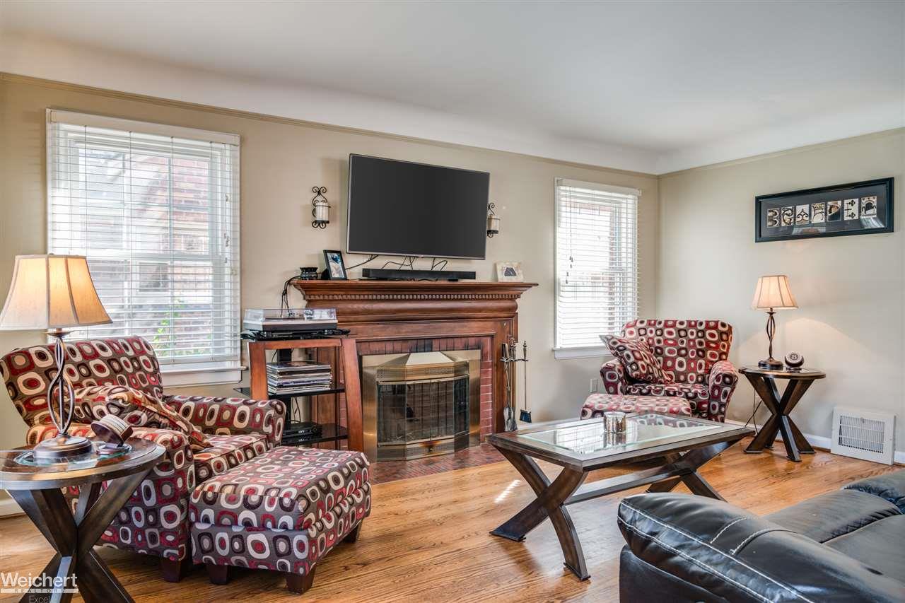 1649 Roslyn Road Grosse Pointe Woods, MI 48236 - Photo 9 of 30