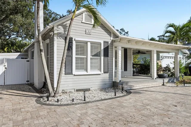 a view of a house with backyard