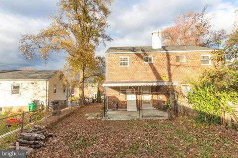 a view of a back yard of the house