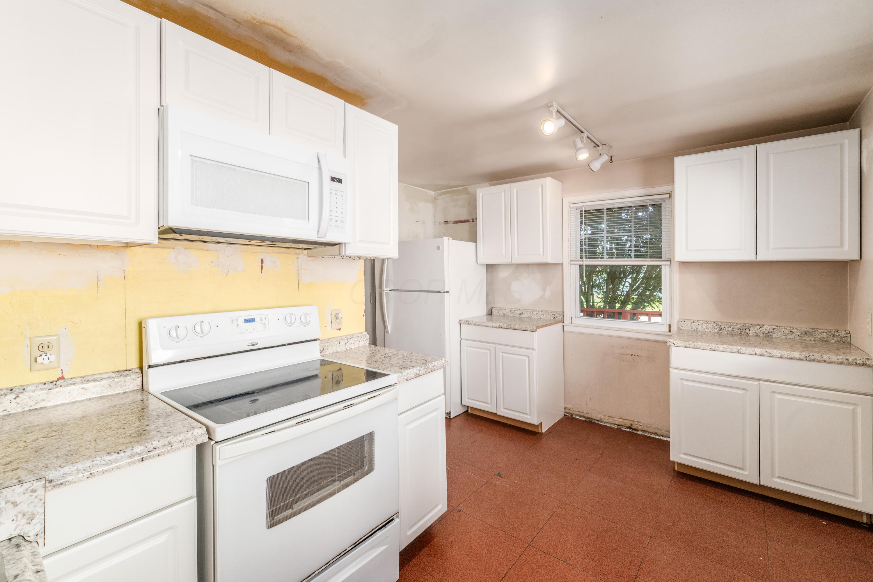 240 Stare Road Newark, OH 43055 - Photo 12 of 32 Kitchen