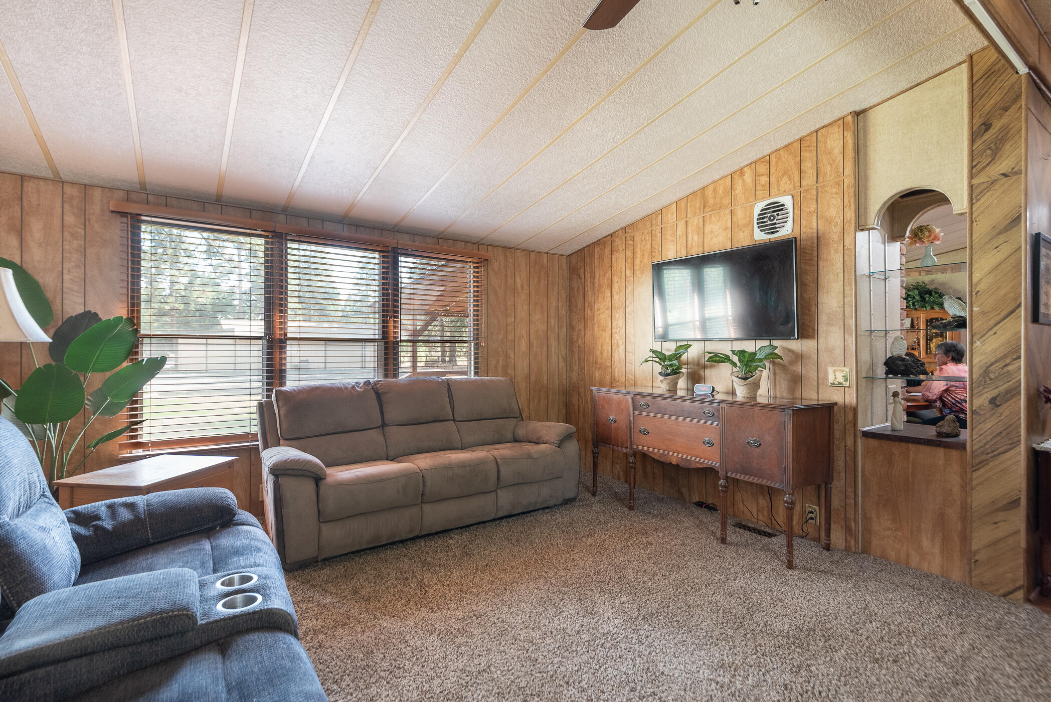 19245 Apache Road Bend, OR 97702 - Photo 12 of 33 family room overlooking back yard