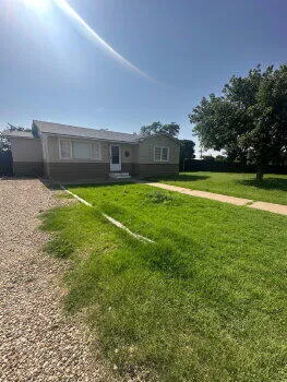 a view of a house with backyard and garden