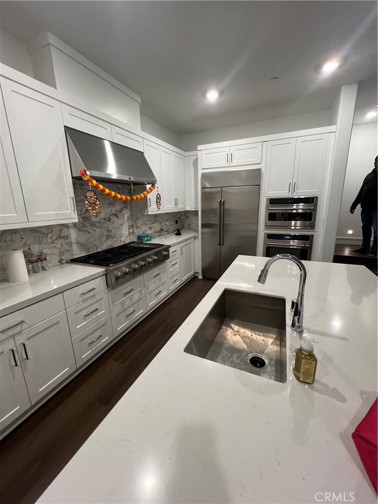 524 Gadwall Irvine, CA 92618 - Photo 5 of 24 a kitchen that has a sink and a stove