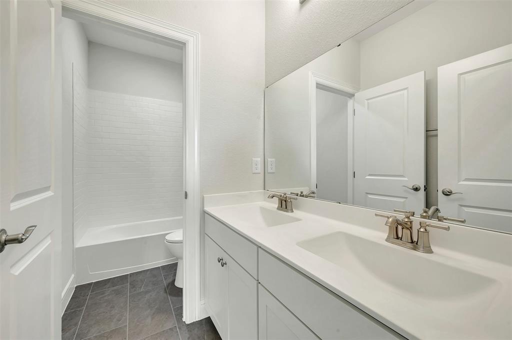 11460 Wulstone Road Fort Worth, TX 76052 - Photo 31 of 40 a bathroom with a sink tub vanity and a mirror