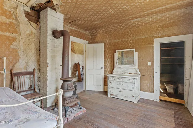 a view of a storage & utility room