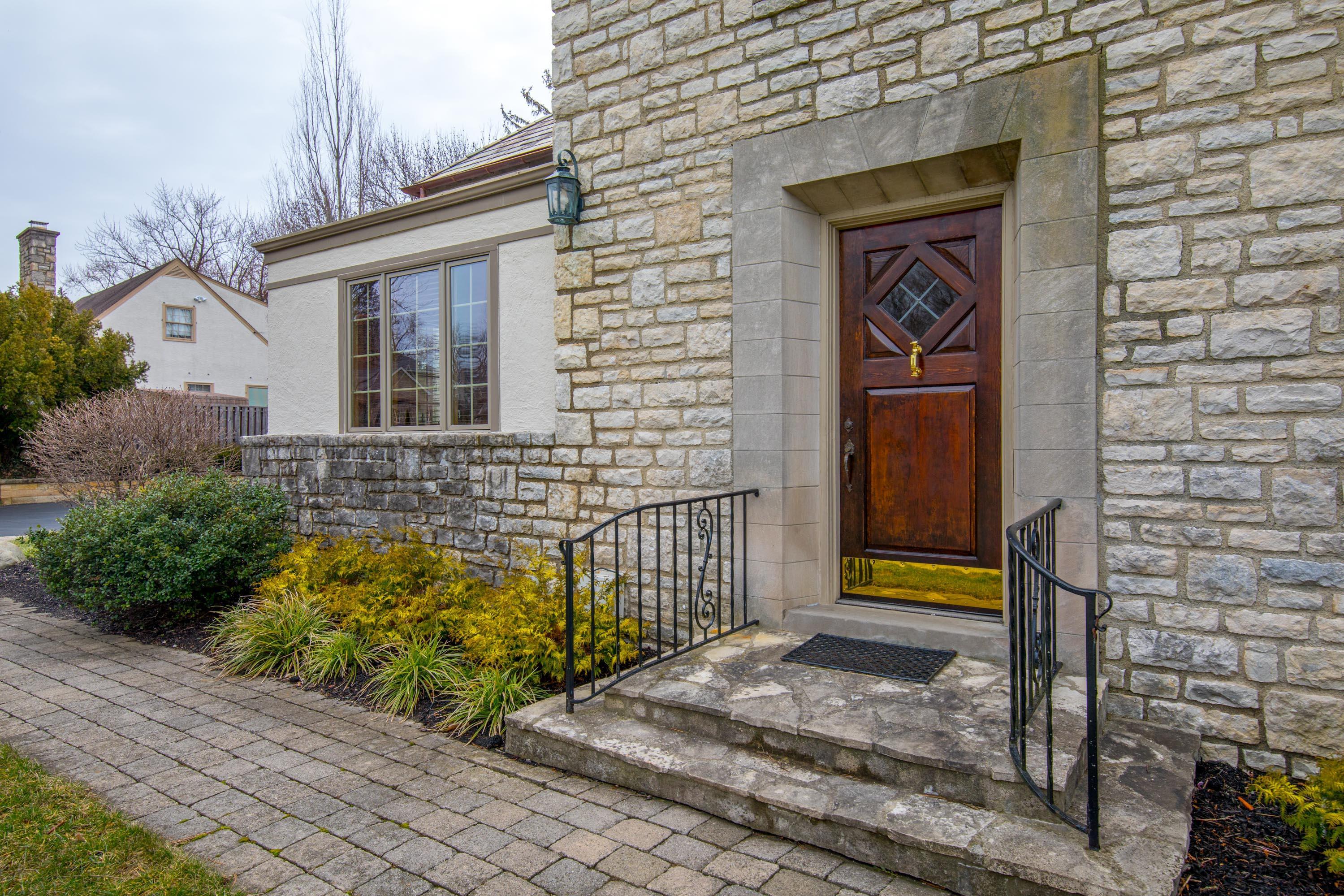 2171 Waltham Road Columbus, OH 43212 - Photo 2 of 31