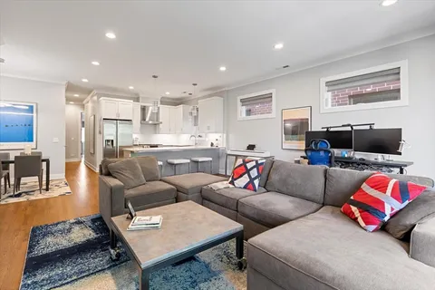 $700,000 | 1470 West Winona Street, Unit 203, Chicago, IL 60640