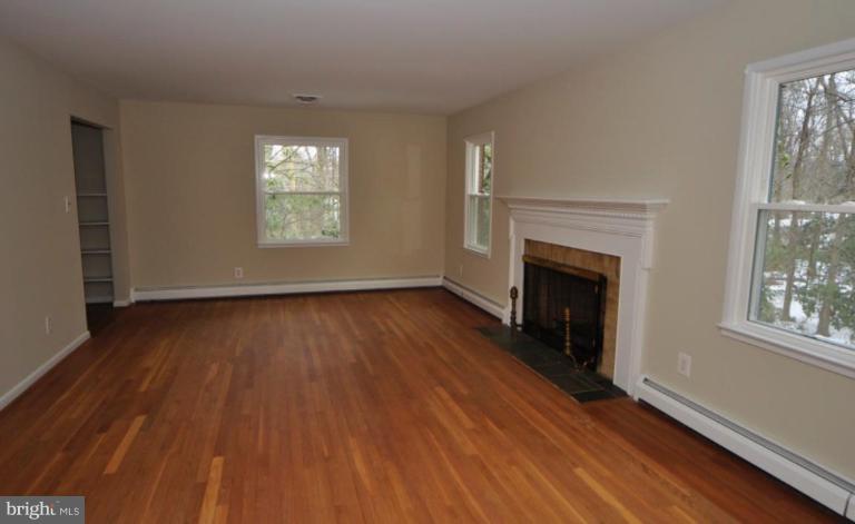 10015 Saddle Road Vienna, VA 22181 - Photo 4 of 10 Living Room