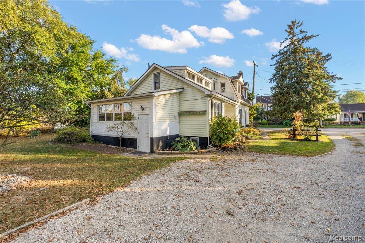 5815 Chicago Road Warren, MI 48092 - Photo 6 of 47 View of front of house with a front lawn and a gambrel roof