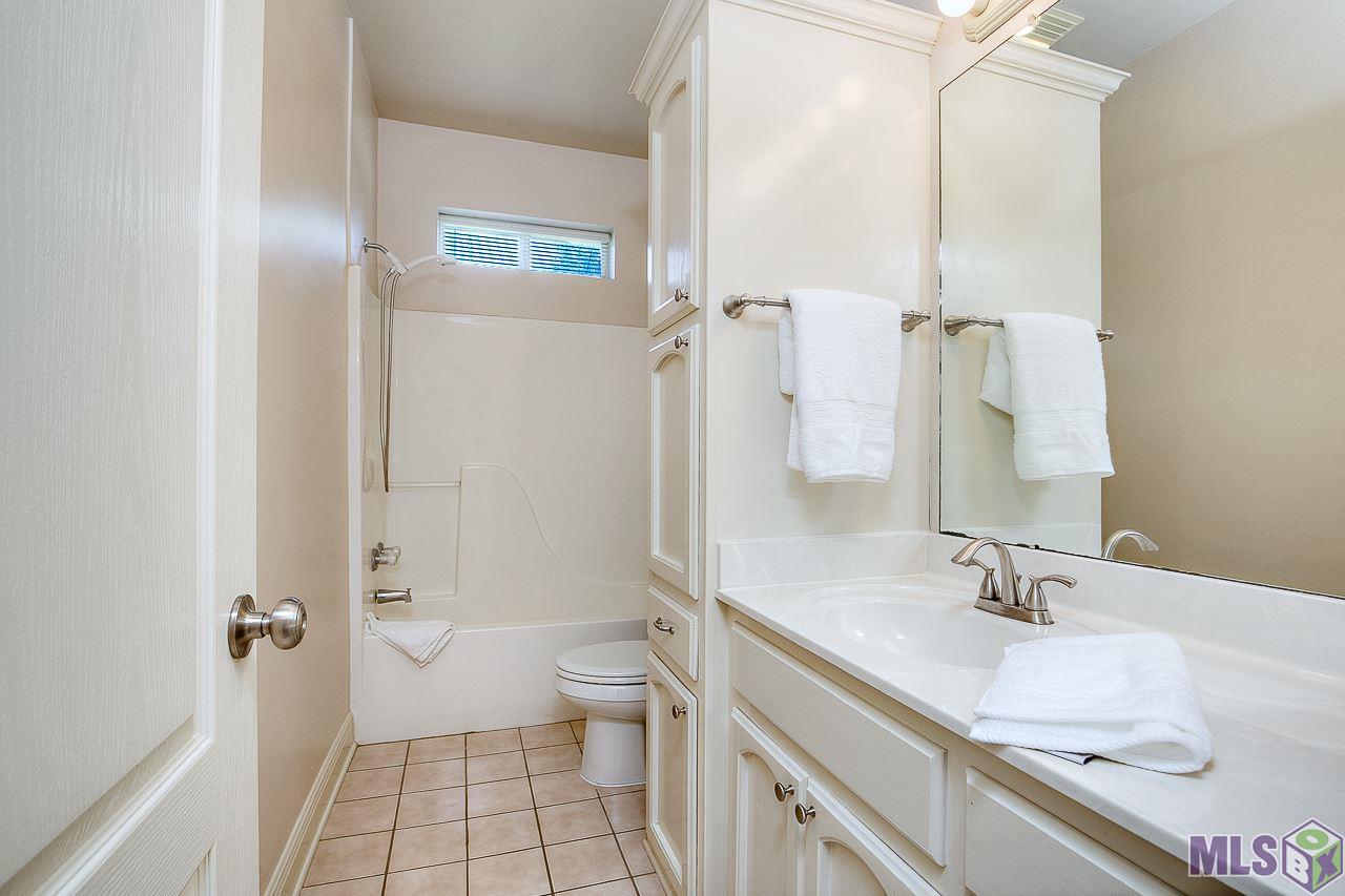 10857 Pinebrook Avenue Baton Rouge, LA 70809 - Photo 17 of 21 Hall Bath!