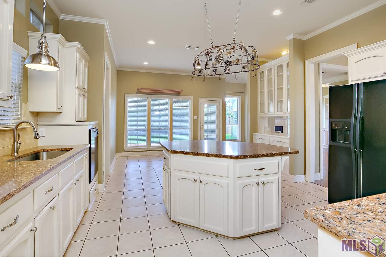 10857 Pinebrook Avenue Baton Rouge, LA 70809 - Photo 7 of 21 New Granite and Backsplash!