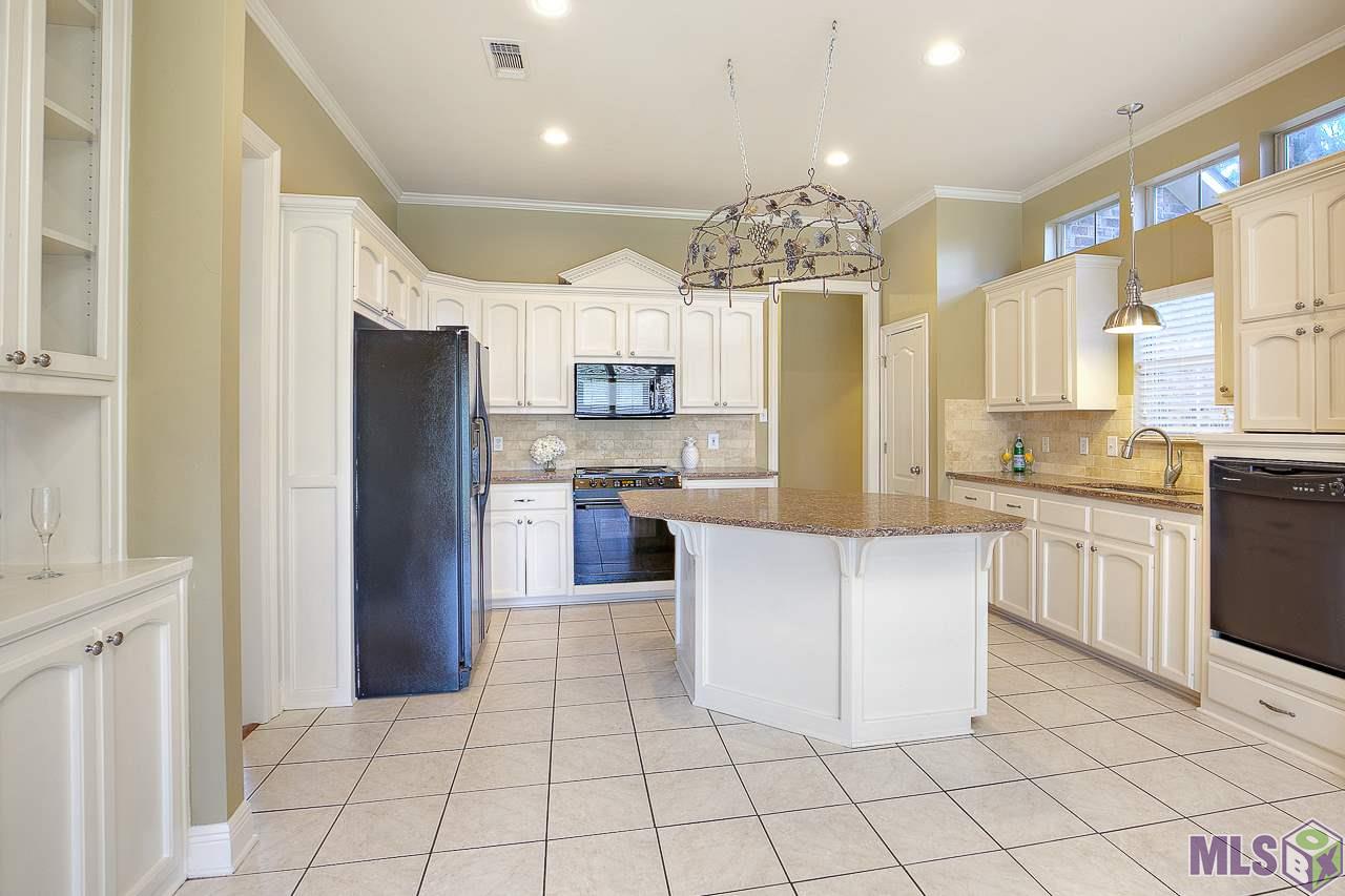 10857 Pinebrook Avenue Baton Rouge, LA 70809 - Photo 8 of 21 Bright and Cheery!