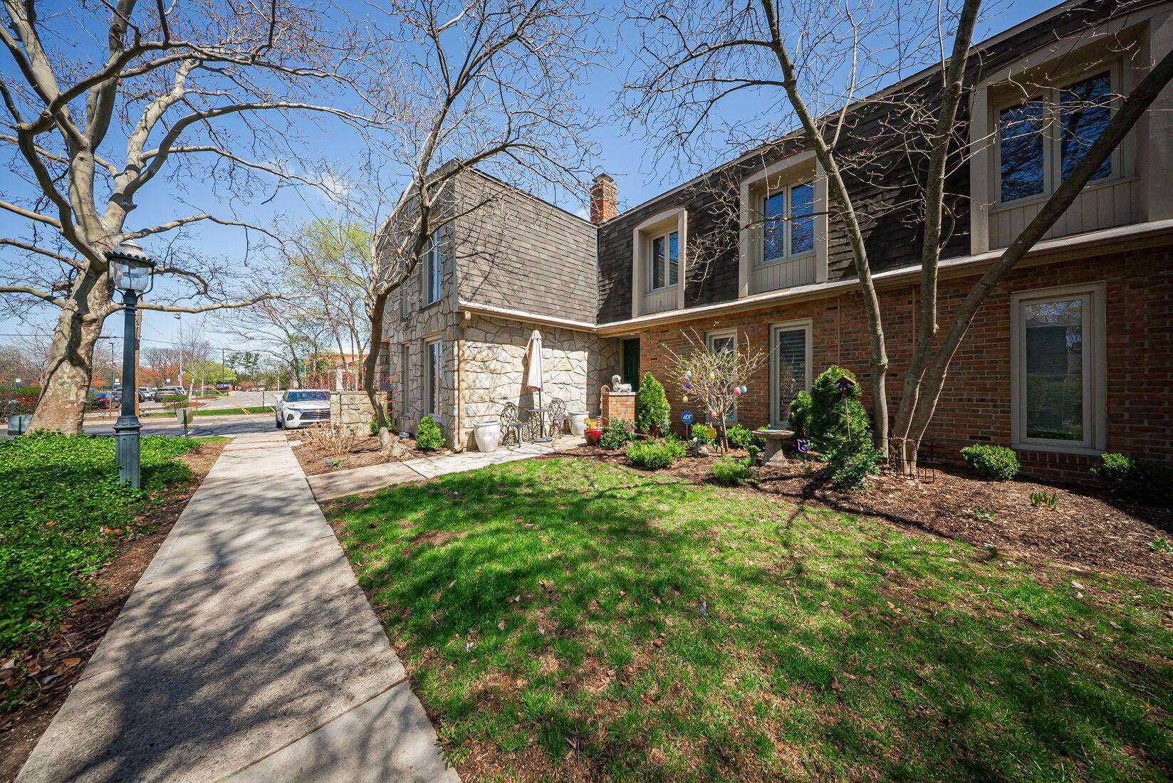 3600 Reed Road, Unit 16 Columbus, OH 43220 - Photo 2 of 45 2-web-or-mls-Maria Milligan - 3600 Reed