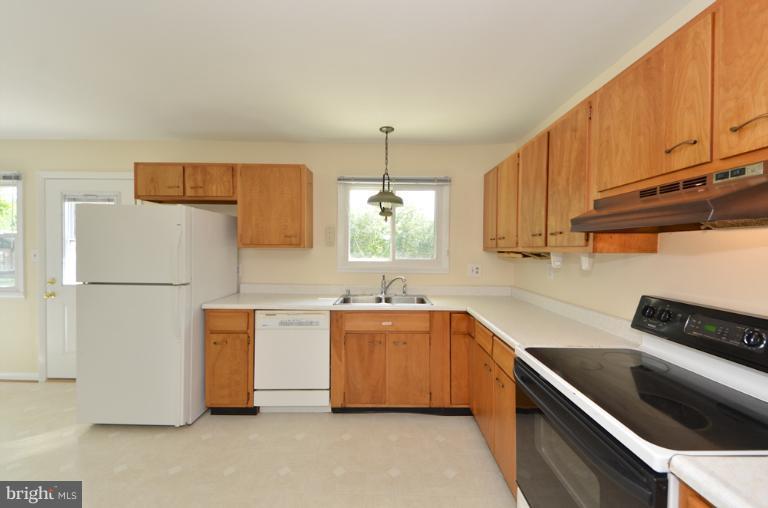 223 West Ash Road Sterling, VA 20164 - Photo 20 of 27 Kitchen