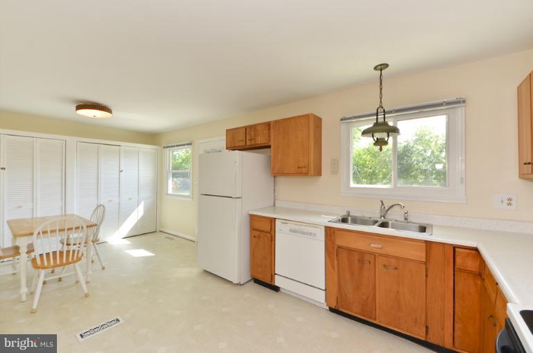 223 West Ash Road Sterling, VA 20164 - Photo 3 of 27 Kitchen