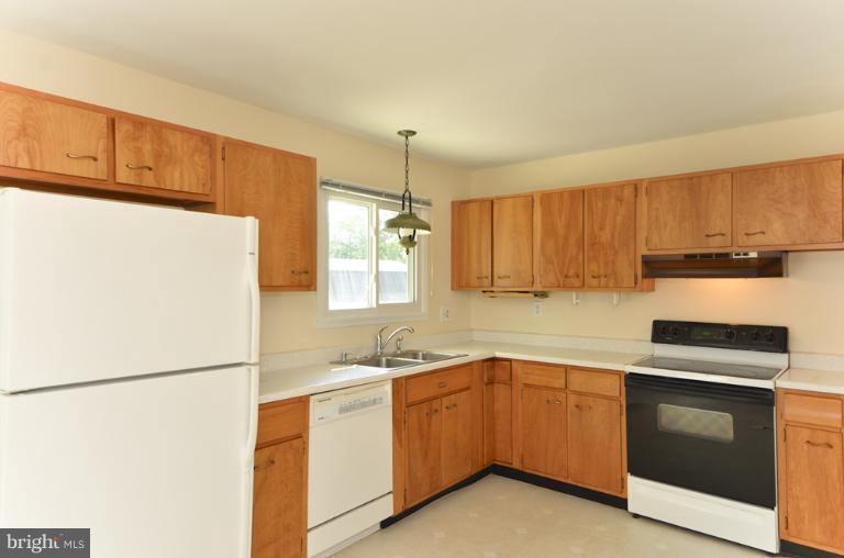 223 West Ash Road Sterling, VA 20164 - Photo 23 of 27 Kitchen