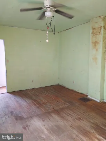 a view of empty room with window