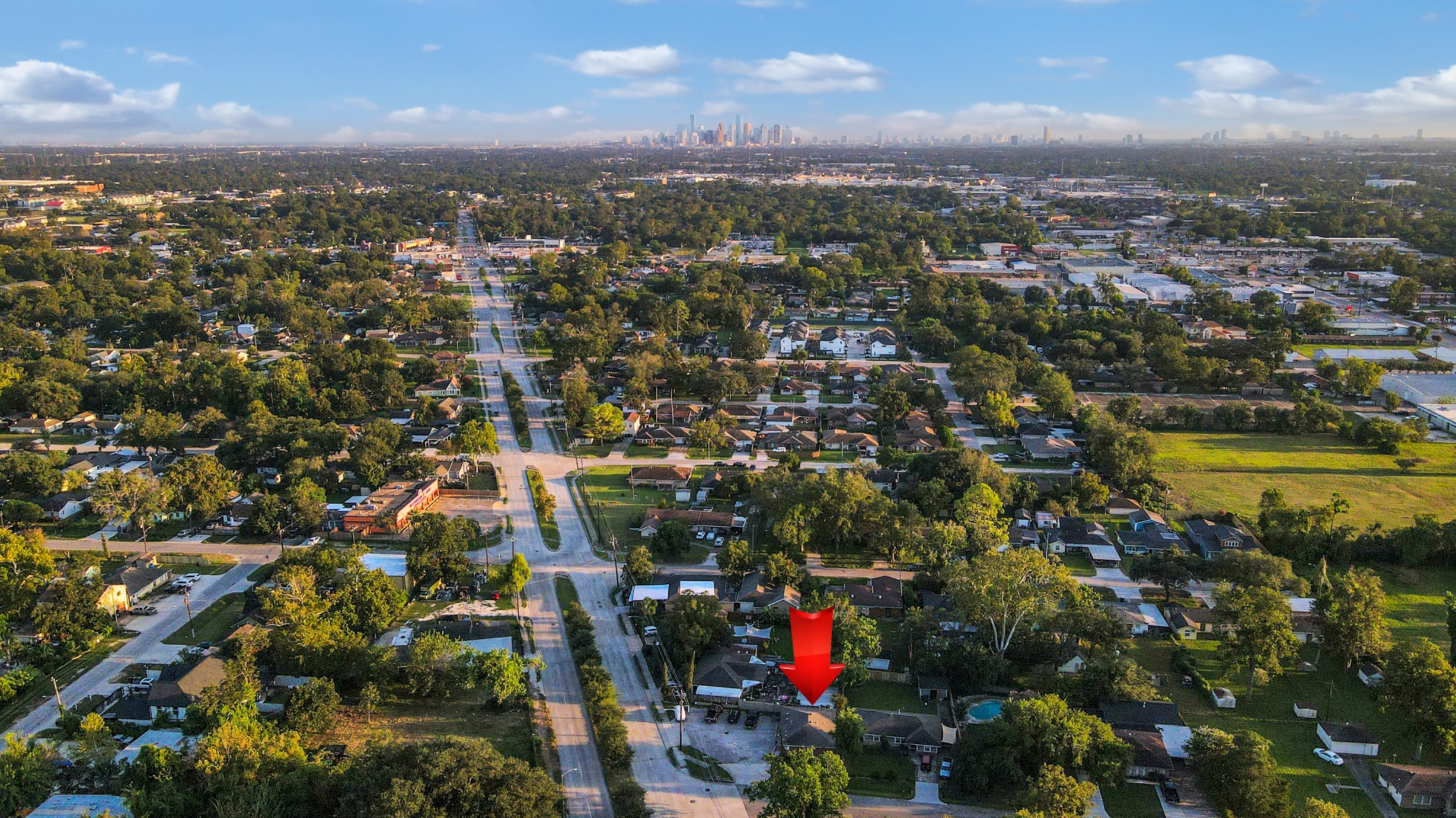 10041 Fulton Street Houston, TX 77076 - Photo 9 of 29 Close proximity to Downtown Houston, restaurants, shopping centers, and more.