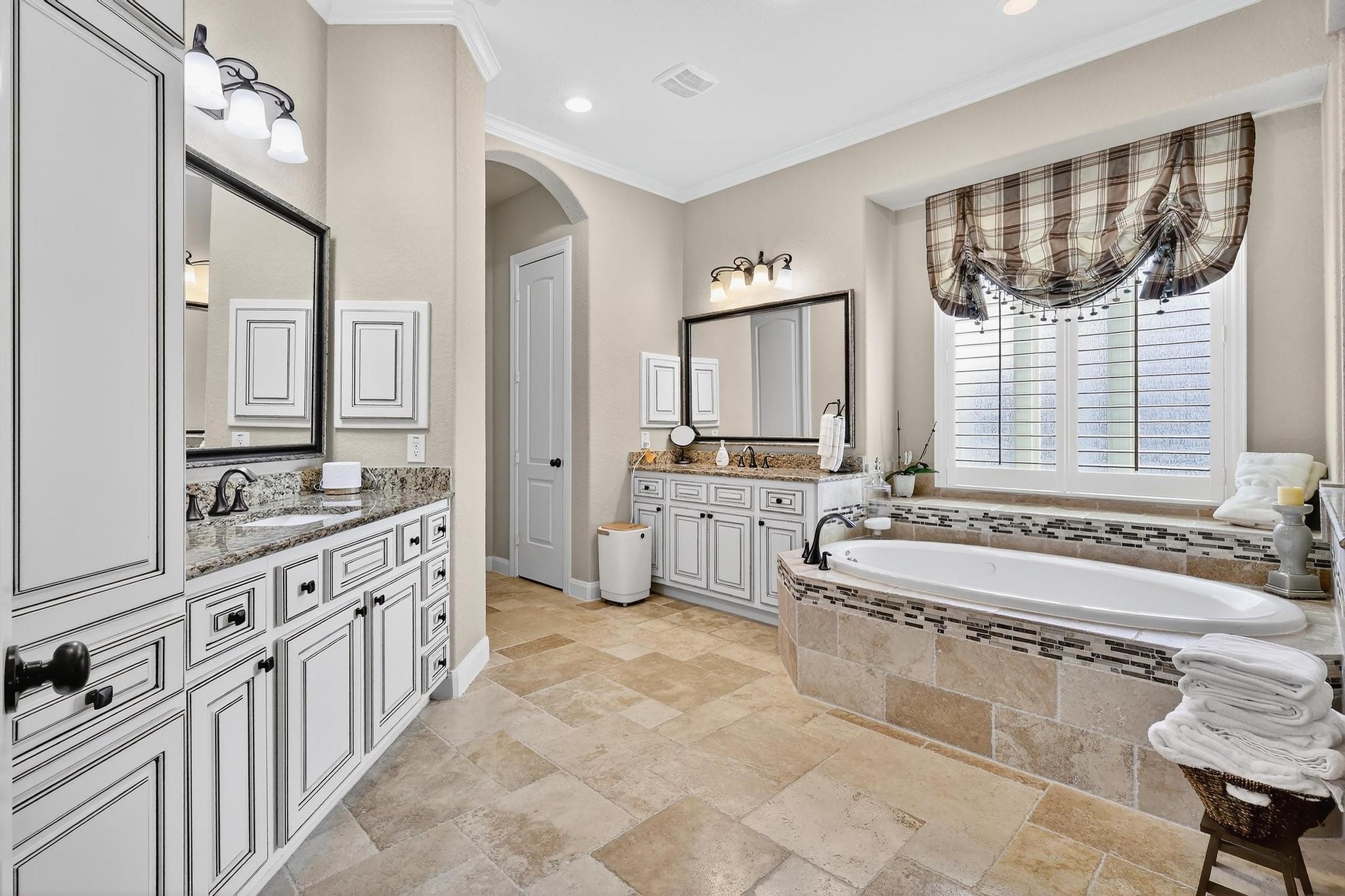 25803 Heritage Maple Drive Spring, TX 77389 - Photo 38 of 46 a spacious bathroom with sinks mirror and a bathtub
