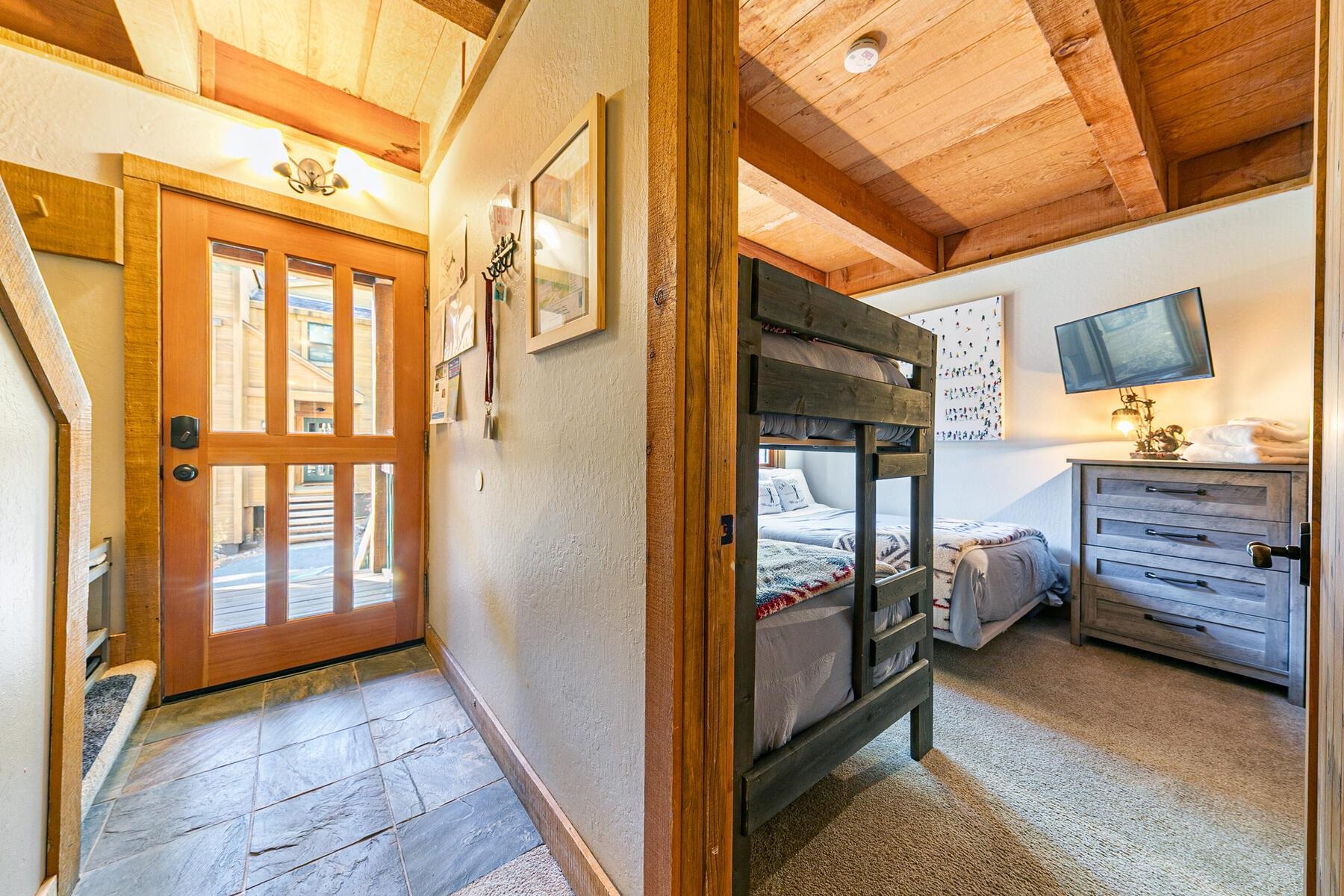 5105 Gold Bend Truckee, CA 96161 - Photo 14 of 27 a view of a walk in closet