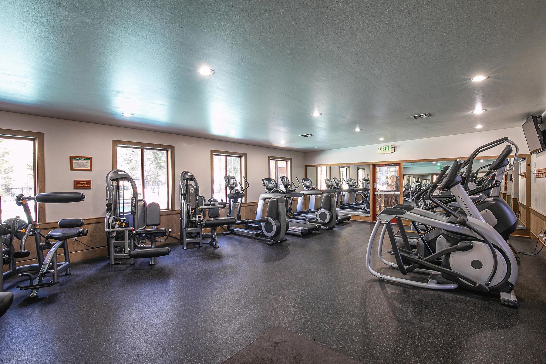 5105 Gold Bend Truckee, CA 96161 - Photo 24 of 27 a view of a room with gym equipment