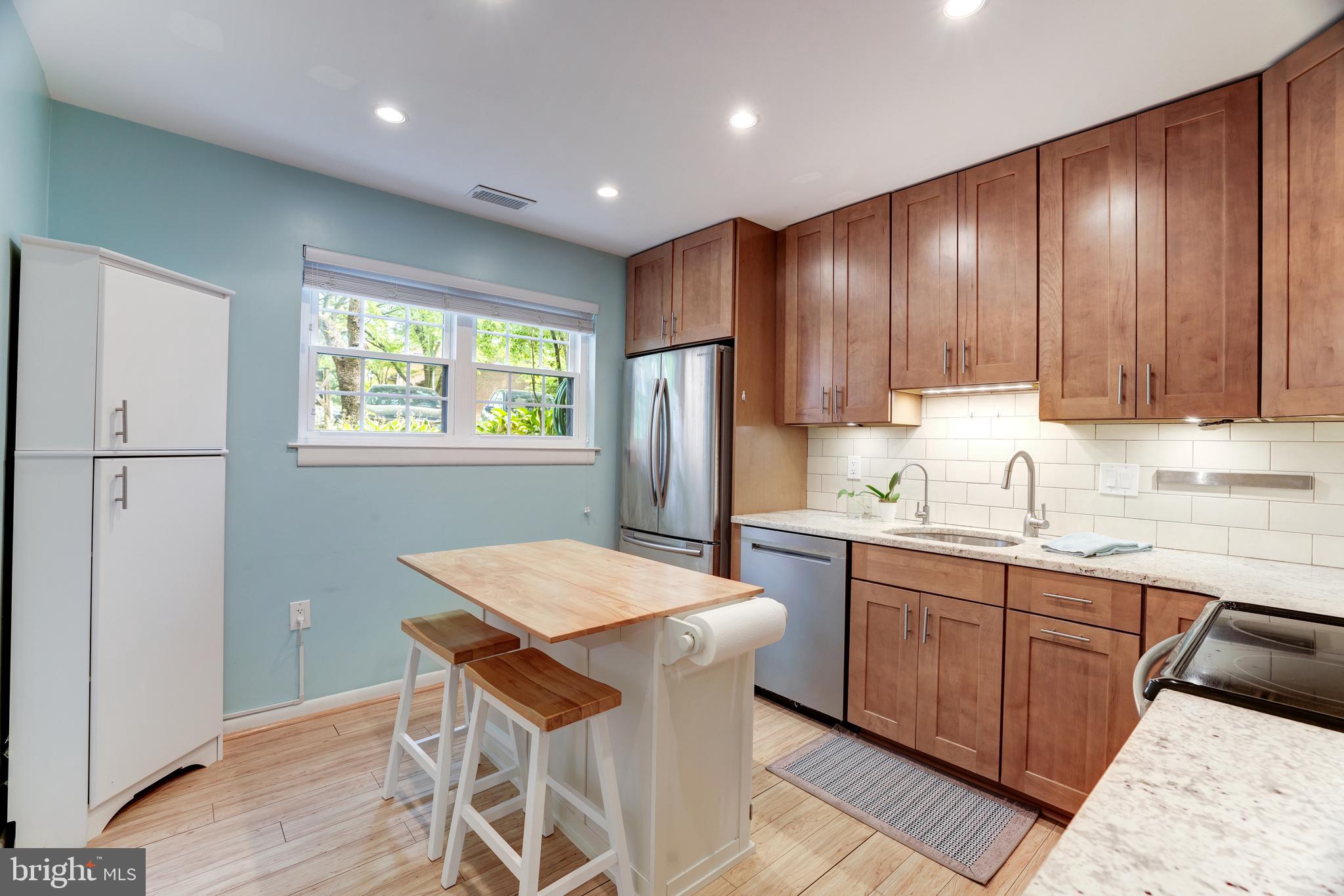 11340 Headlands Court Reston, VA 20191 - Photo 15 of 31 Updated kitchen w/ ample storage & recessed lights