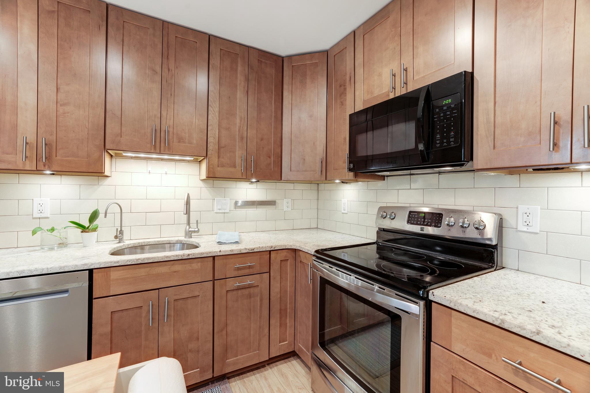 11340 Headlands Court Reston, VA 20191 - Photo 17 of 31 Granite countertops and neutral backsplash