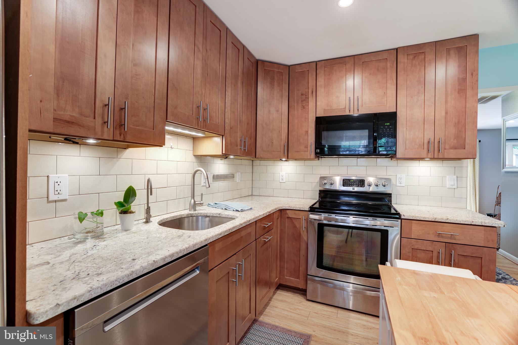11340 Headlands Court Reston, VA 20191 - Photo 18 of 31 Stainless steel appliances & under-cabinet lights