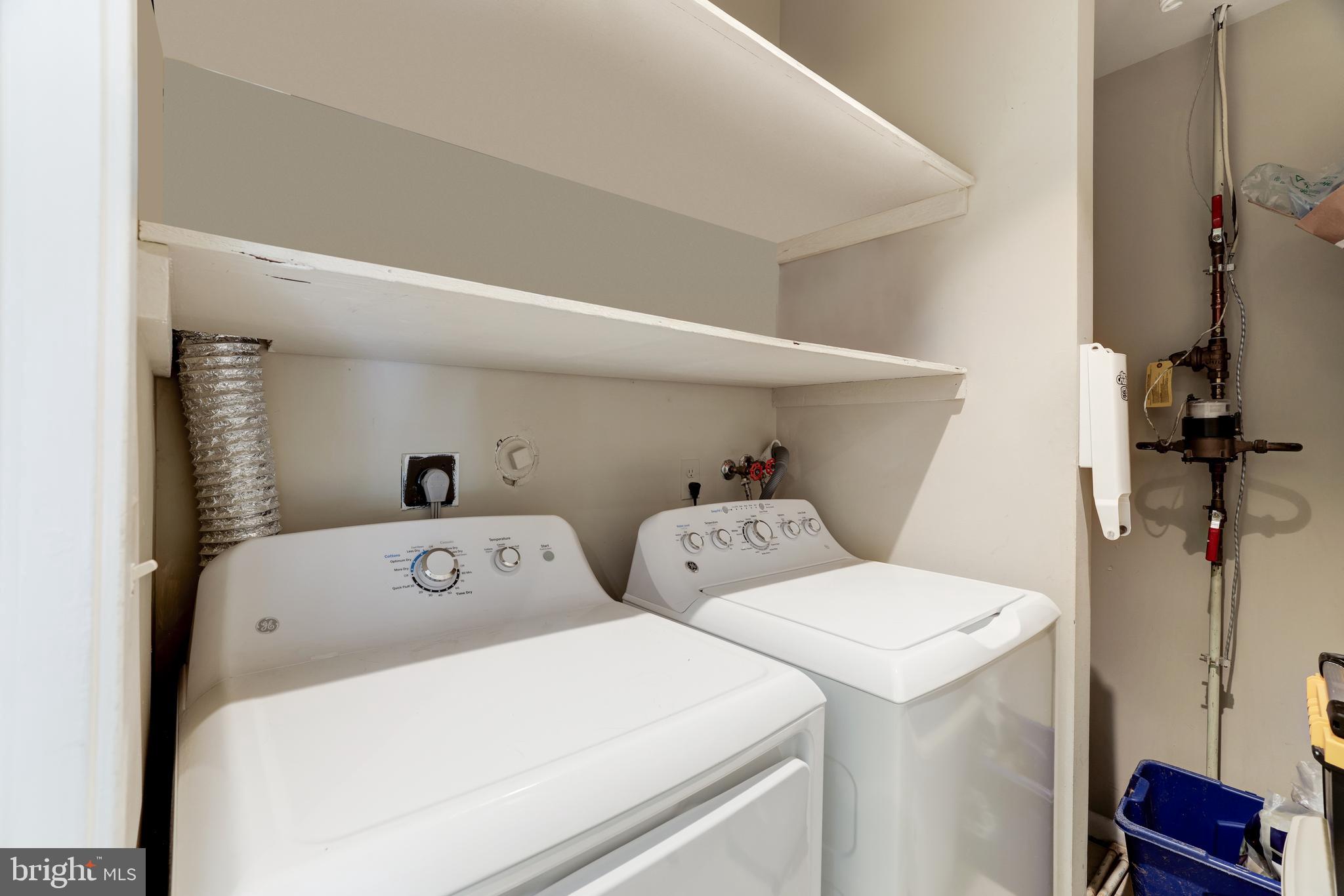 11340 Headlands Court Reston, VA 20191 - Photo 26 of 31 Main level laundry off living room