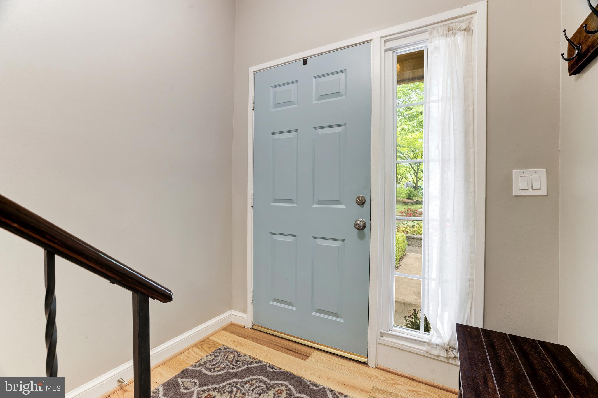 11340 Headlands Court Reston, VA 20191 - Photo 4 of 31 Foyer entry