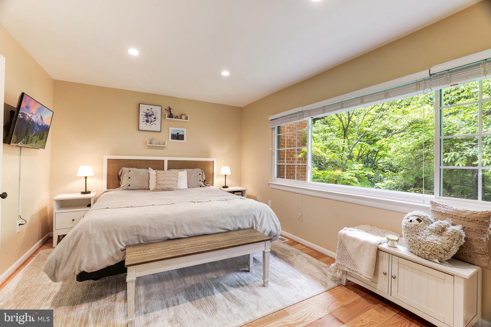11340 Headlands Court Reston, VA 20191 - Photo 7 of 31 Large primary bedroom with a great view