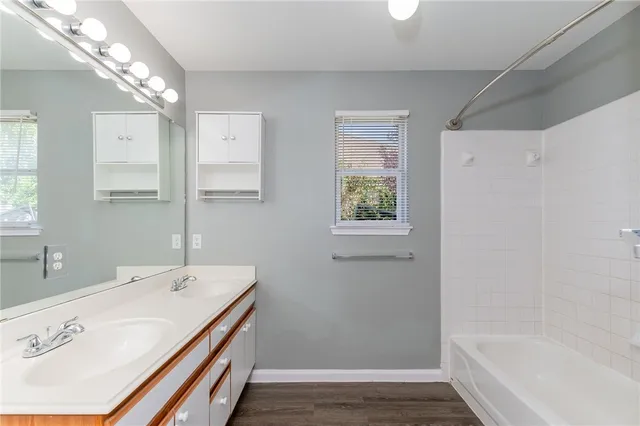 a view of a backyard