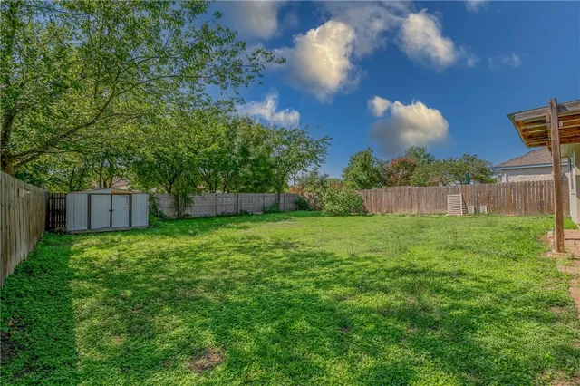 a view of a backyard