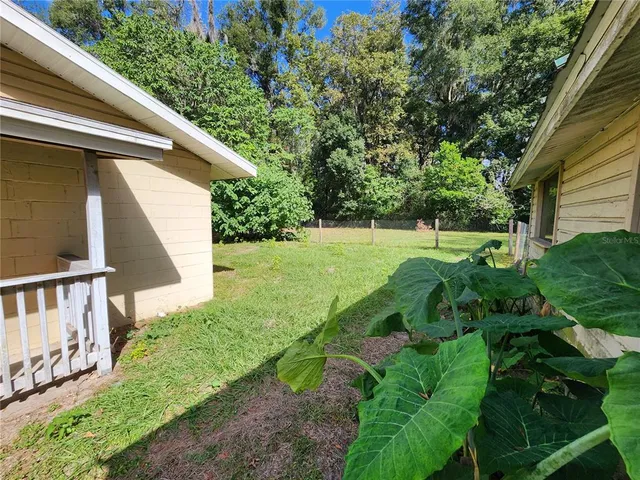 a view of yard with green space