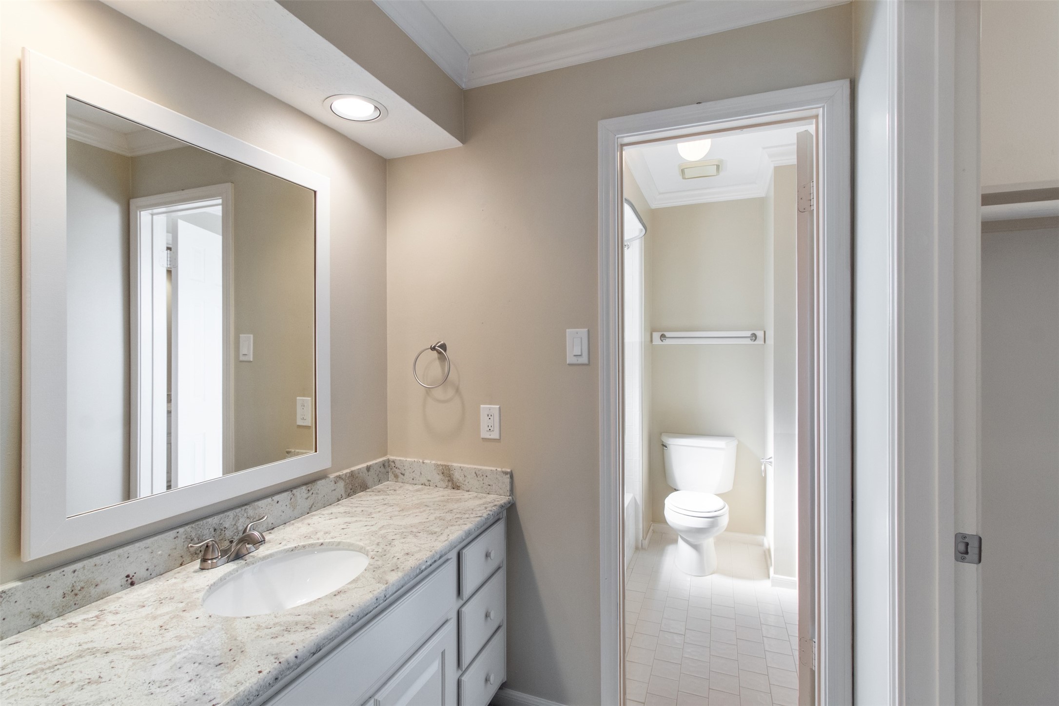 5127 Heathfield Court Houston, TX 77084 - Photo 28 of 37 Jack-and-Jill bathroom is situated between bedrooms 3 and 4.