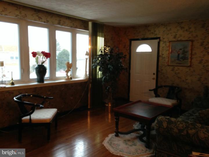 1132 Medway Road Philadelphia, PA 19115 - Photo 3 of 17 Living Room