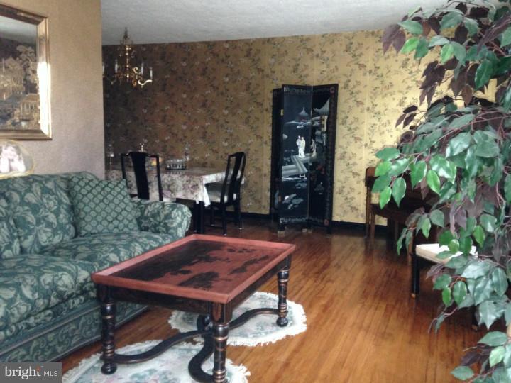 1132 Medway Road Philadelphia, PA 19115 - Photo 4 of 17 Living Room