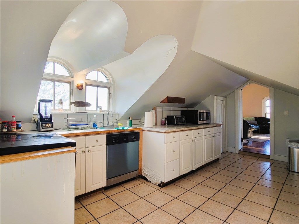 92 Pelham Street, Unit 3 Newport, RI 02840 - Photo 3 of 24