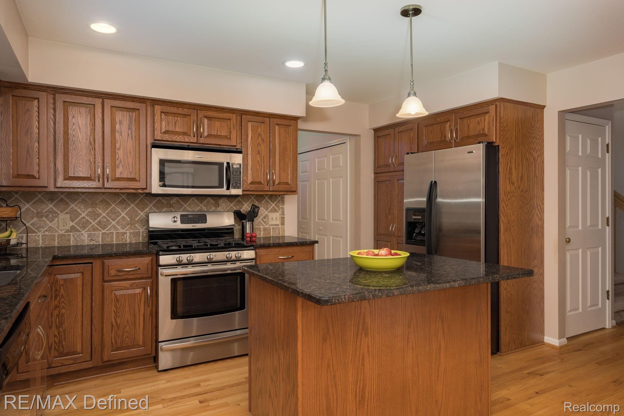 198 Bellshire Lane Rochester, MI 48307 - Photo 15 of 43 Kitchen w/ Stainless Appliances