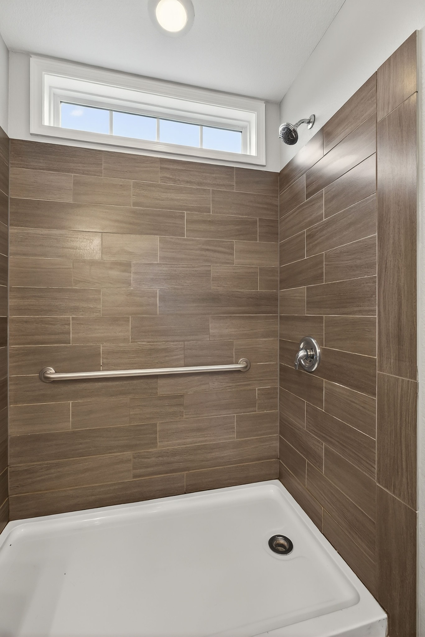 1193 Ashburn Road Monterey, TN 38574 - Photo 13 of 28 a bathroom with a bathtub