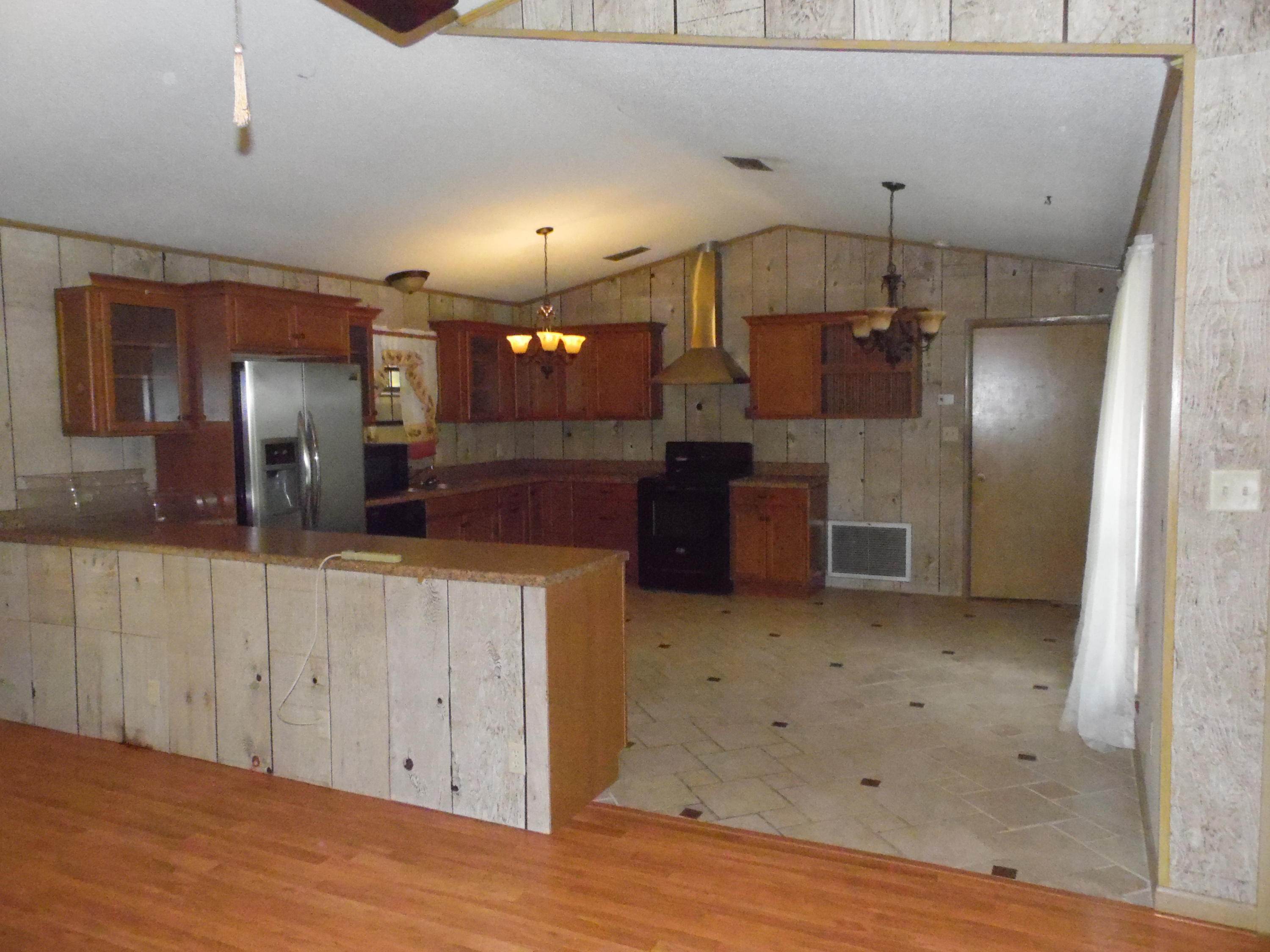 573 Andy Nowling Road DeFuniak Springs, FL 32433 - Photo 6 of 32 breakfast bar
