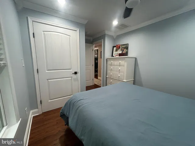 a view of a house with back yard