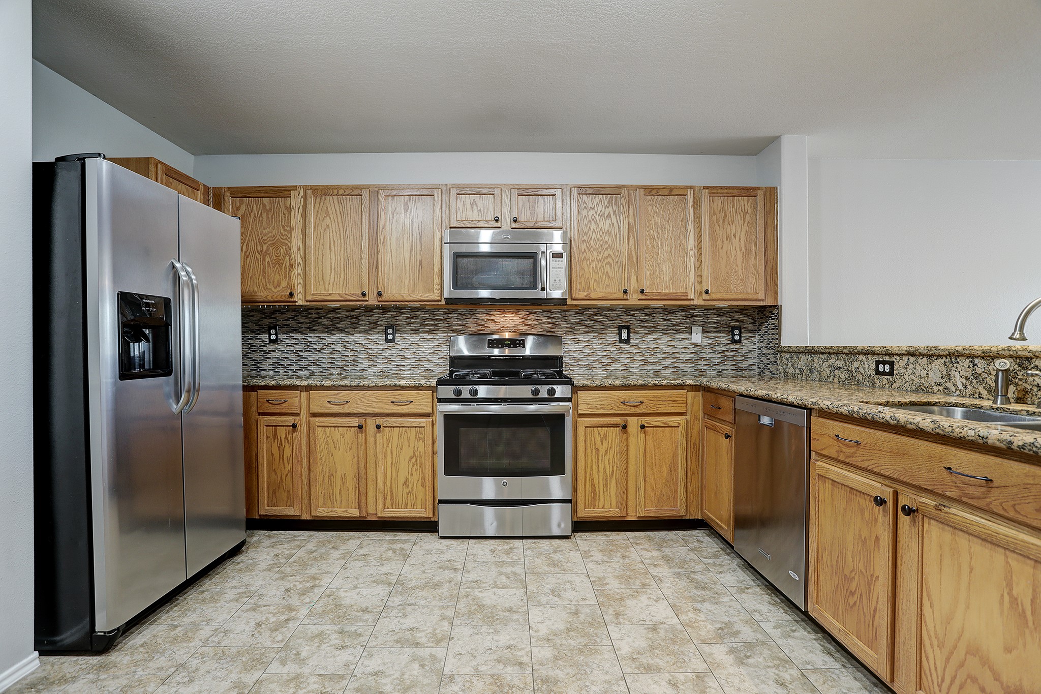 223 Sunset Colony Drive Rosharon, TX 77583 - Photo 13 of 45 Stainless steel appliances in the kitchen all stay. Enjoy granite countertops and plenty of storage.