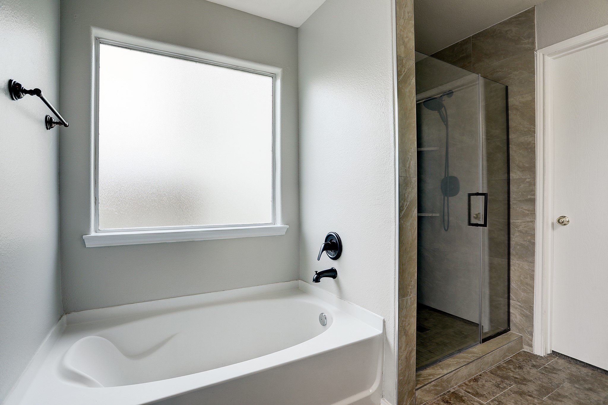 223 Sunset Colony Drive Rosharon, TX 77583 - Photo 20 of 45 Separate shower and soaking tub in the primary bath.