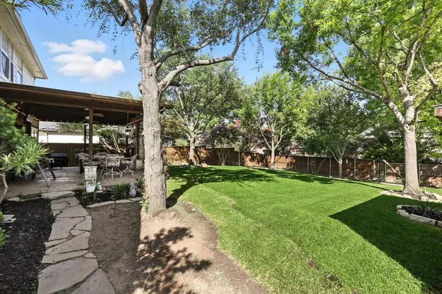 a view of a backyard