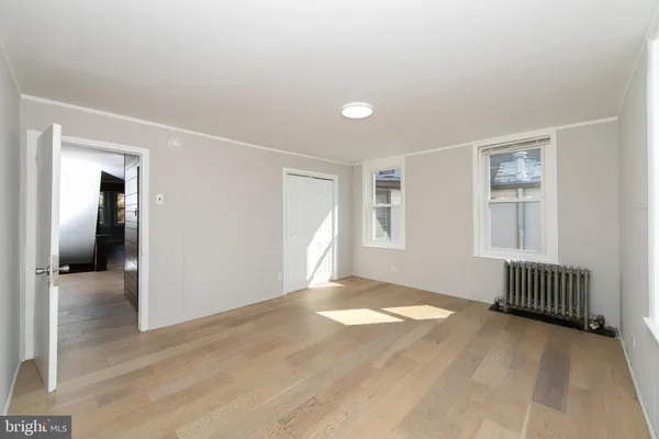 a view of a big room with closet and windows