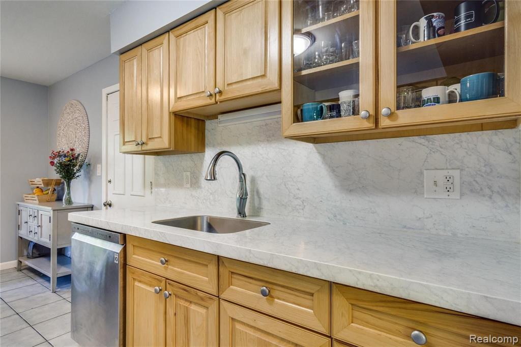 28015 Ridgebrook Road Farmington Hills, MI 48334 - Photo 7 of 35