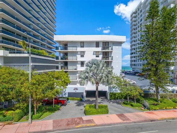$4,600 | 5845 Collins Avenue, Unit 101, Miami Beach, FL 33140