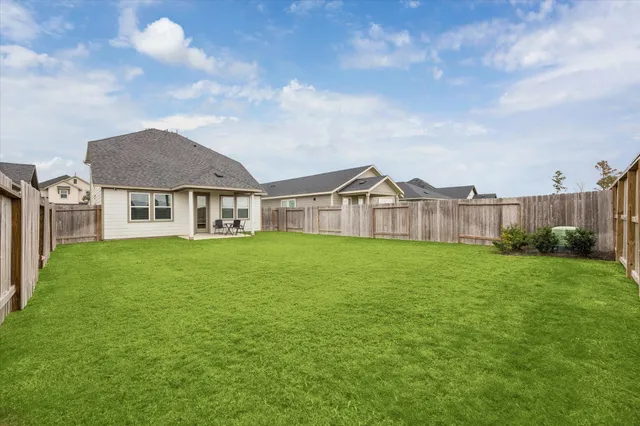 a view of a house with backyard and garden